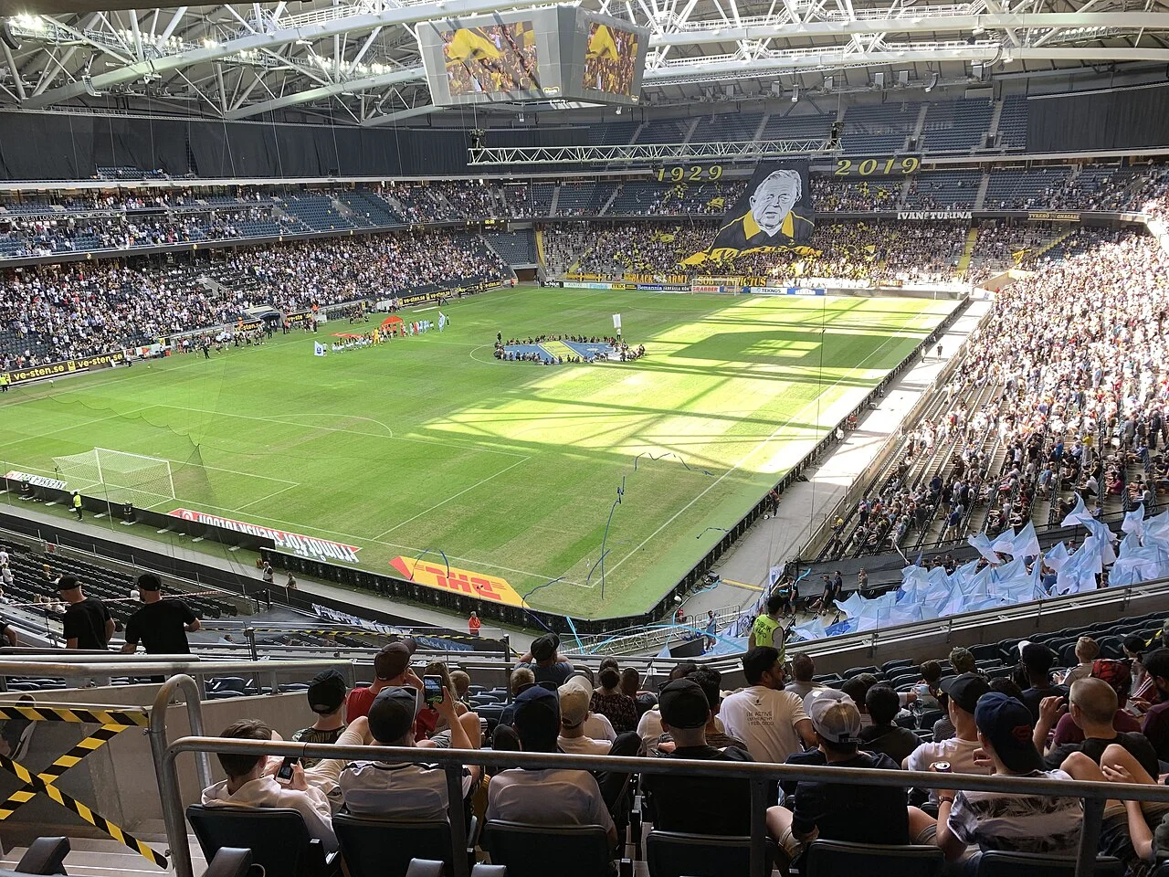 Tifo med Lennart Johanssons porträtt och årtalen 1929 och 2019 på läktaren vid hyllningen på Friends Arena