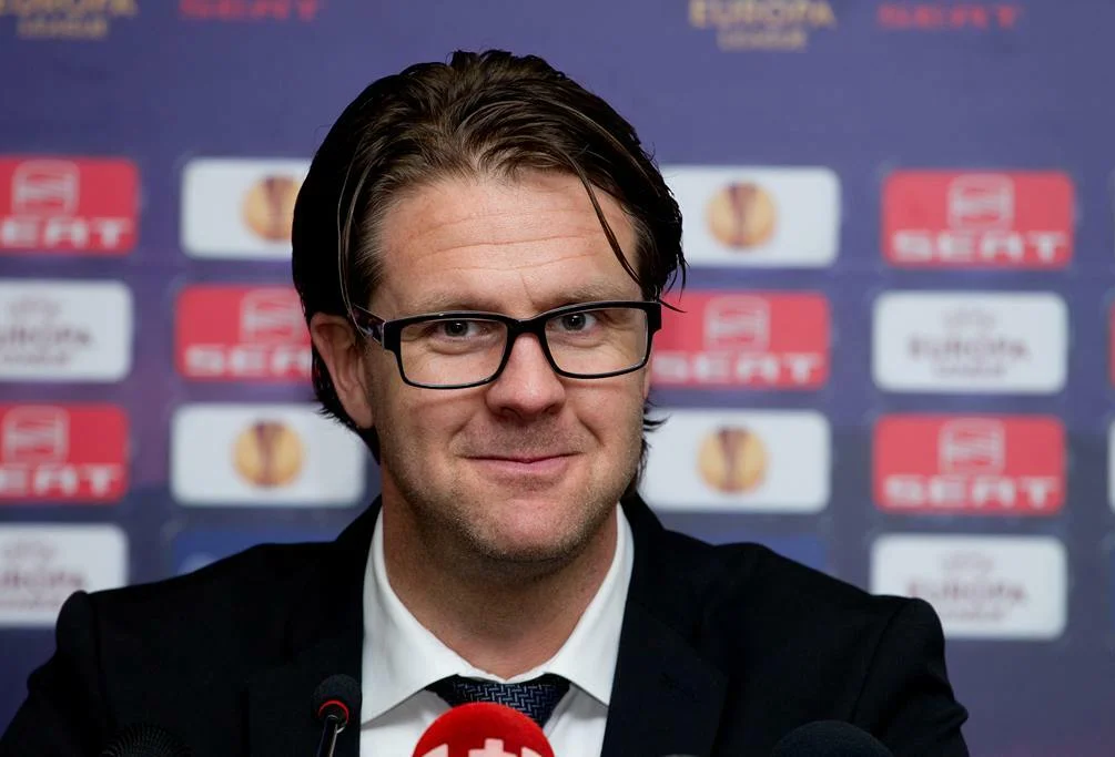 Rikard Norling, huvudtränare för Örebro SK, vid sidlinjen