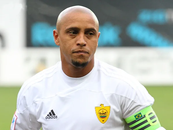 Roberto Carlos i klubbtröja på plan under en match