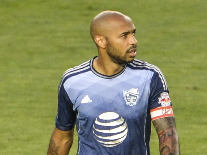 Thierry Henry i MLS All-Star-tröja med lagkaptensbindel under en match 2013